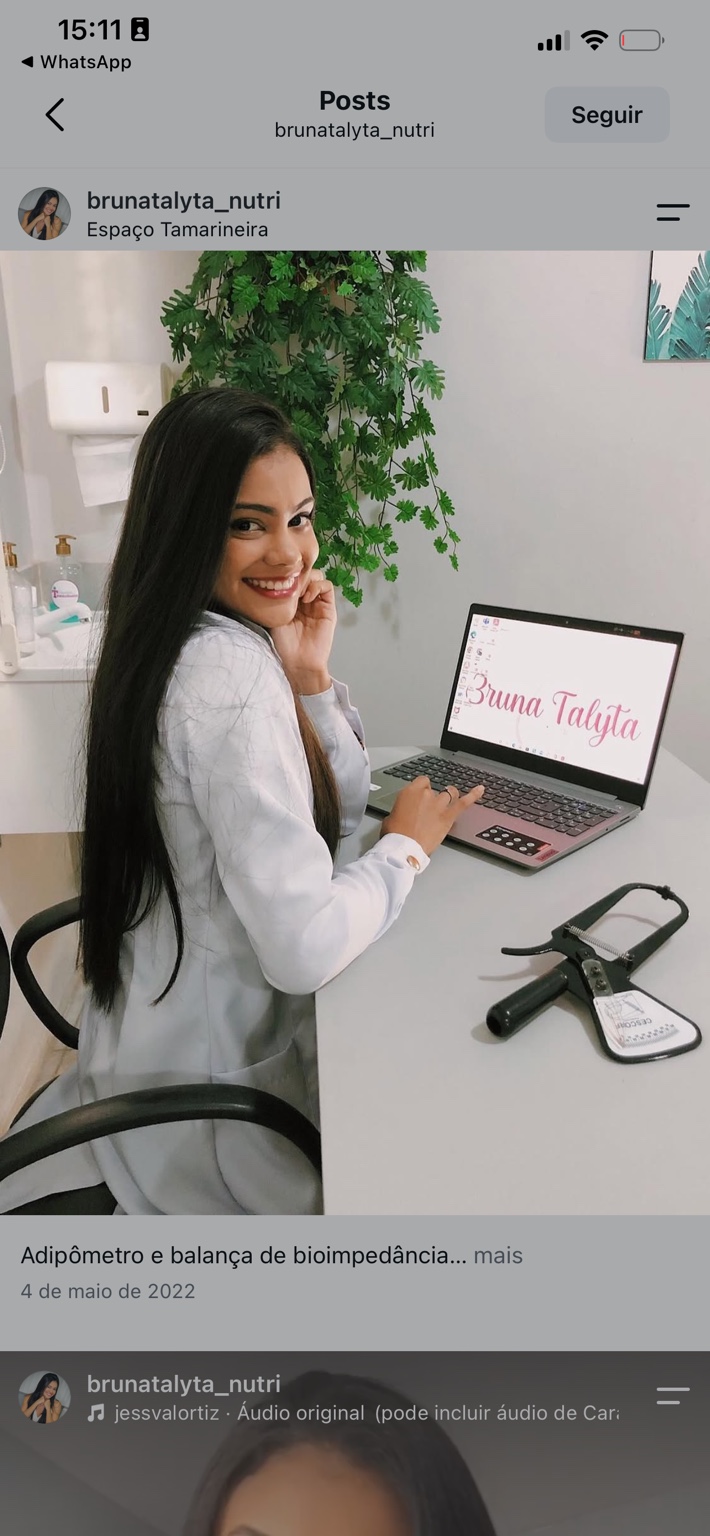 Nutricionista Bruna Talyta sorrindo em seu espaço de atendimento